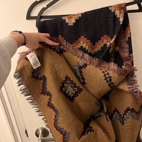 Geometric Patterned Scarf - Picture 4 of 6